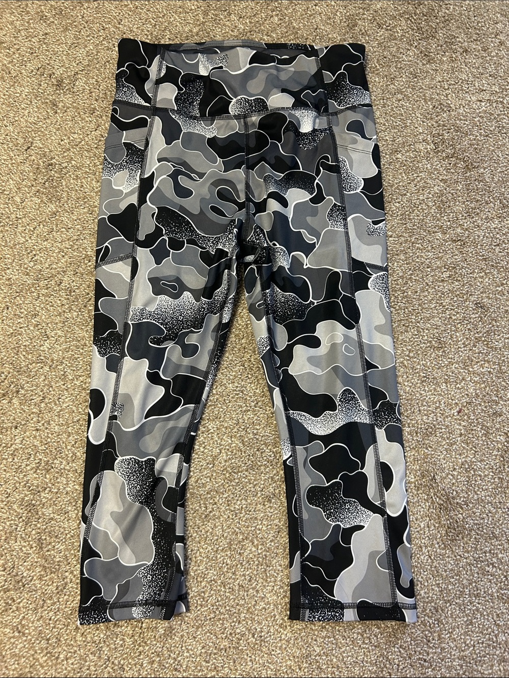 NWOT Avia Cropped Camo Leggings